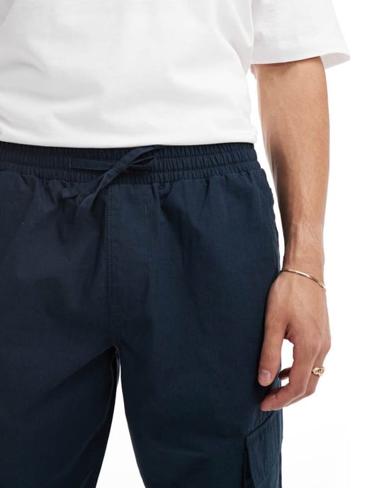 ASOS DESIGN tapered byxa i mörk marinblå - Image 4