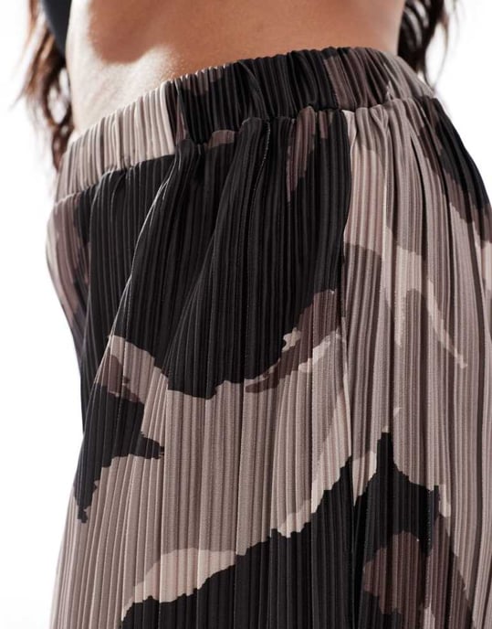 Vero Moda Curve plisserade vida byxor i brun abstrakt mönster - Image 3