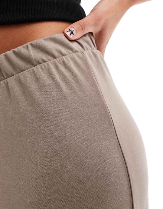 Monki supermjuka låga midja vida jerseybyxor i beige - Image 3