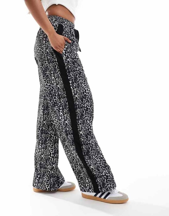 ASOS DESIGN byxor med elastisk midja och kontrasterande panel i monokromt djurmönster - Image 4