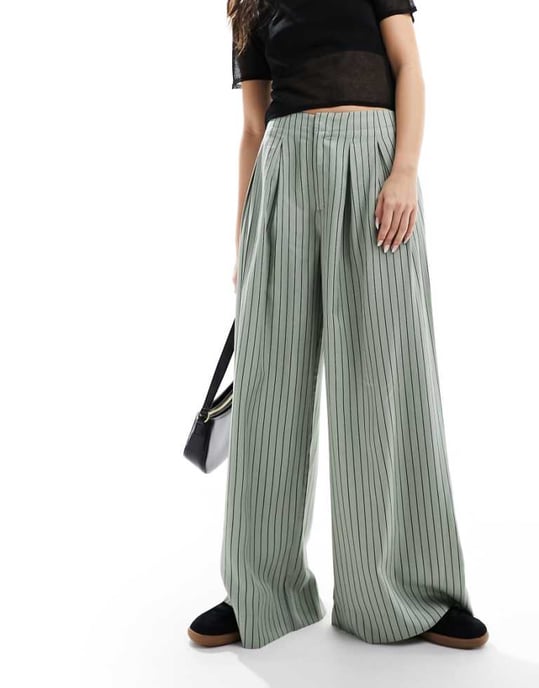 ASOS DESIGN vida byxa med veckdetalj i salviastipigt mönster - Image 1