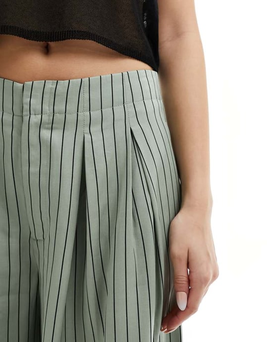 ASOS DESIGN vida byxa med veckdetalj i salviastipigt mönster - Image 4