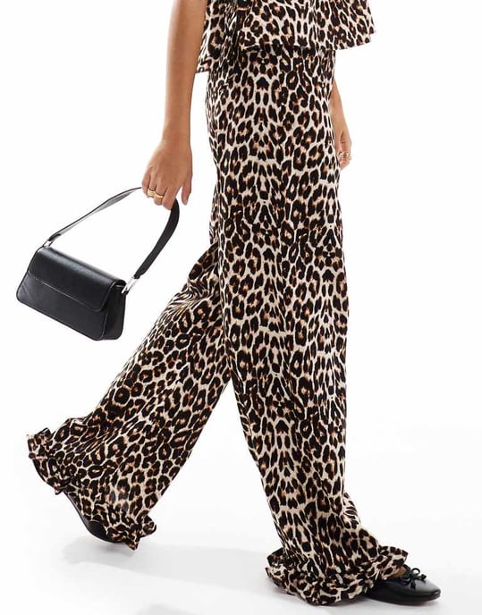 ASOS DESIGN leopardmönstrade byxor med volangnedkant - Image 3