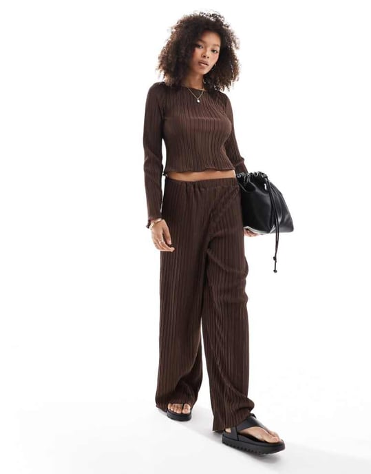 Vero Moda plisserade vida byxor i chokladbrun - Image 1