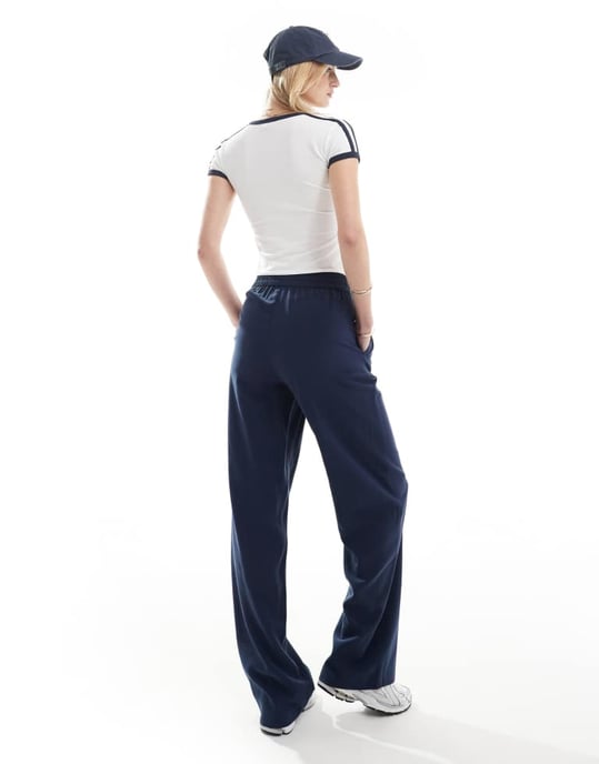 Vero Moda Tall vida ben byxor med elastisk midja i marinblått - Image 4
