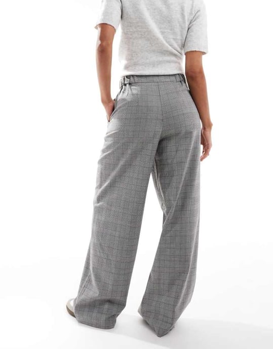 ASOS DESIGN skräddarsydda avkopplande rakbenade byxor i grå och brun rutigt - Image 2