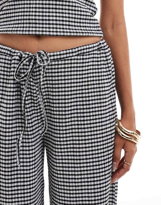 ASOS DESIGN strukturerad bred benbyxdress i monokrom rutigt mönster - Image 4