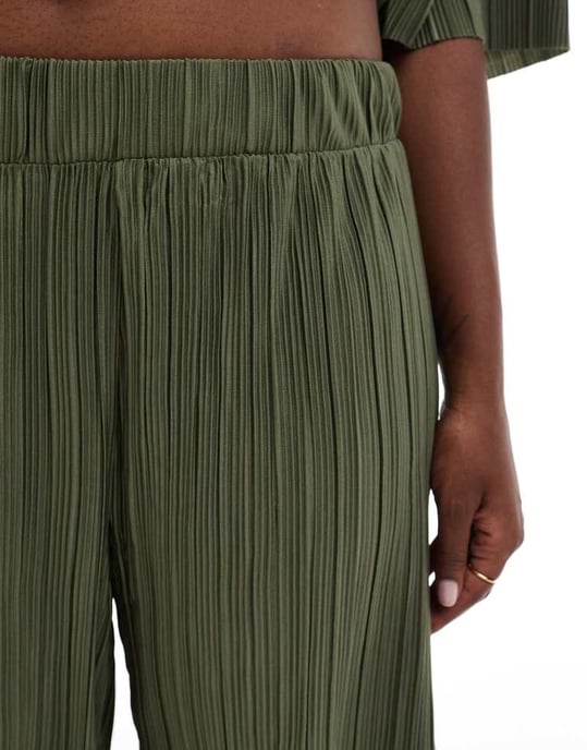 ONLY Curve plisserade vida benbyxor set i khaki - Image 3