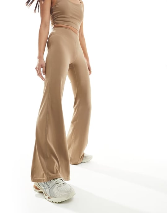 Urban Threads smörmjuka utsvängda byxor i taupe - Image 3
