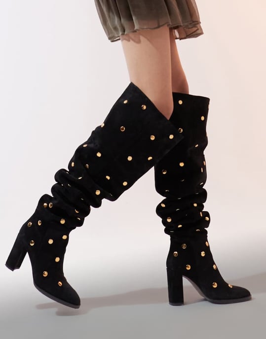 ASOS DESIGN Kung premium mocka knähöga stövlar med gulddetaljer i svart - Image 1