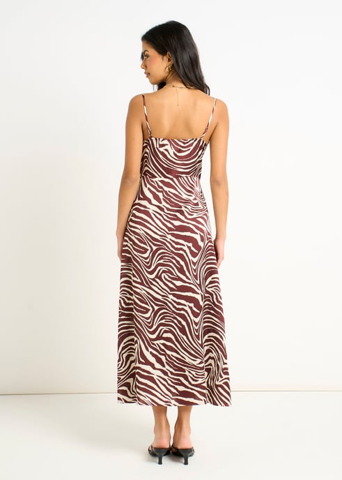 Burgunderfarbenes Zebra-Midikleid mit Rollkragen - Image 4
