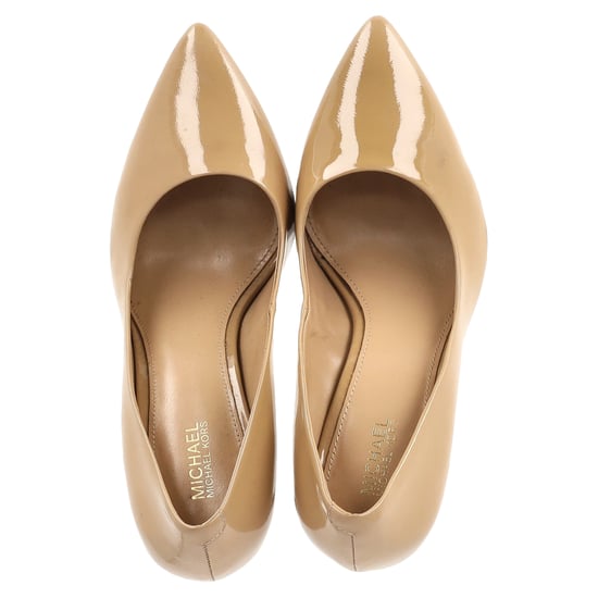 Michael Kors Pumps mit spitzer Zehenpartie aus beigem Lackleder - Image 3