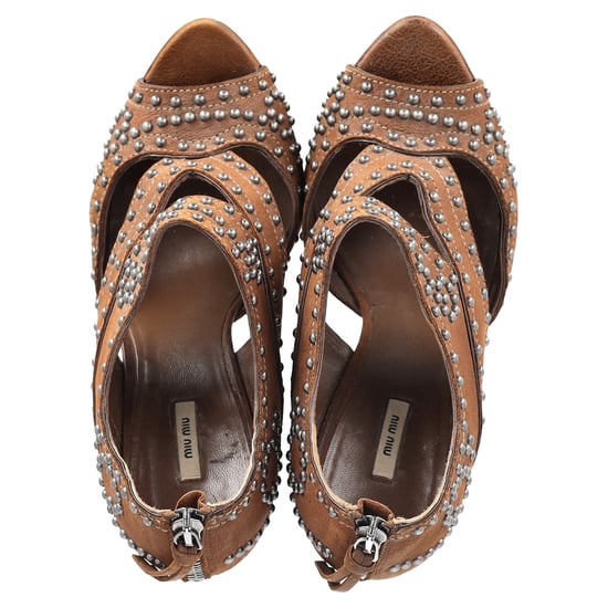 Miu Miu Nietenbesetzte Peeptoe-Plateau-Pumps aus braunem Leder - Image 3