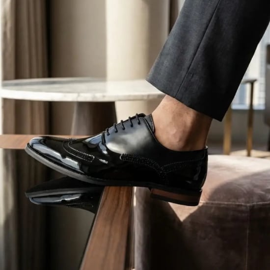 Schwarze Herren-Brogue-Schuhe aus Lackleder mit Flügelkappe - Image 3