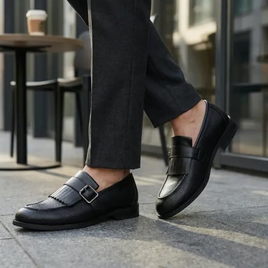 Schwarze Herren-Slipper aus Kunstleder mit Fransen und Monk-Strap-Verschluss - Image 3