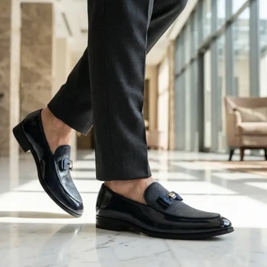 Schwarze Herren-Loafer mit strukturierter Vorderseite und ikonischer Schnalle und Schleife - Image 3