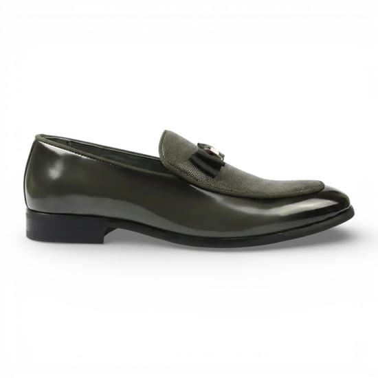 Herren-Loafer in Olivgrün mit strukturierter Vorderseite und ikonischer Schnalle und Schleife - Image 1