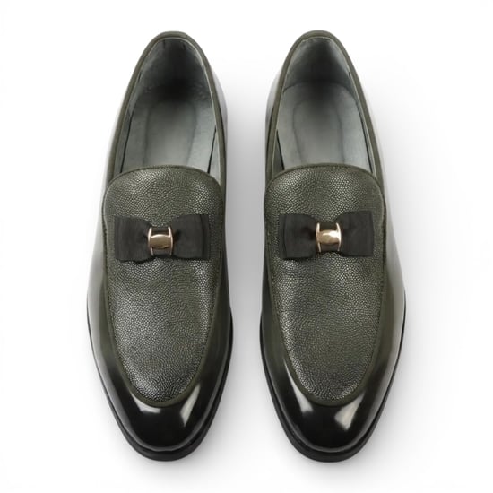 Herren-Loafer in Olivgrün mit strukturierter Vorderseite und ikonischer Schnalle und Schleife - Image 5