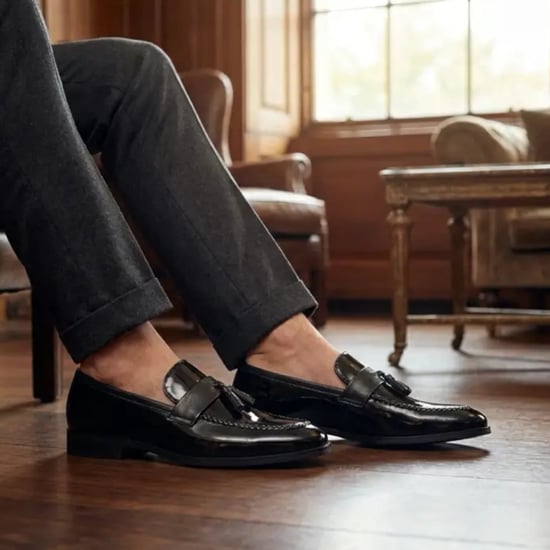 Schwarze Herren-Slipper aus hochglänzendem Lackleder mit Quasten - Image 4
