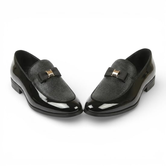 Herren-Loafer in Marineblau mit strukturierter Vorderseite und ikonischer Schnalle und Schleife - Image 2