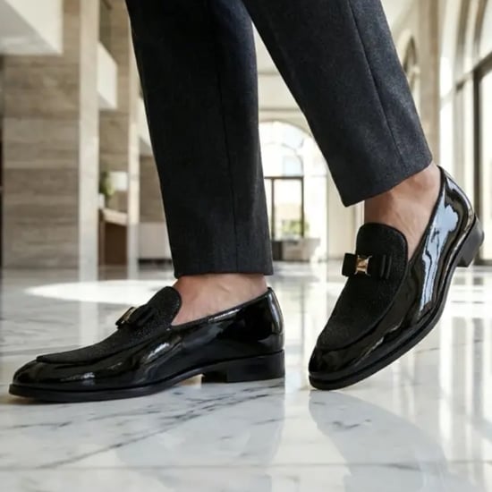 Herren-Loafer in Marineblau mit strukturierter Vorderseite und ikonischer Schnalle und Schleife - Image 3