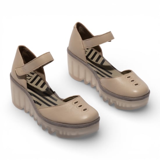 Fly London Damen-Keilsandalen BISO305FLY aus taupefarbenem Wildleder - Image 3
