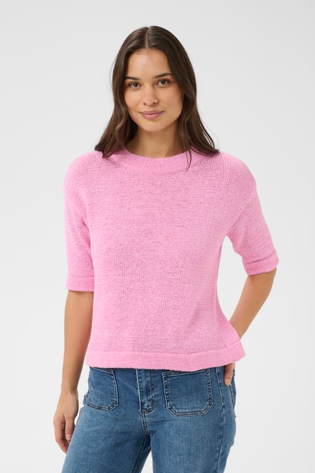 Der Strickpullover zeigt einen boxy, lässigen Schnitt mit halblangen Ärmeln und hohem Rundhalsausschnitt. Das halbtransparente Strickbild verleiht - Image 3