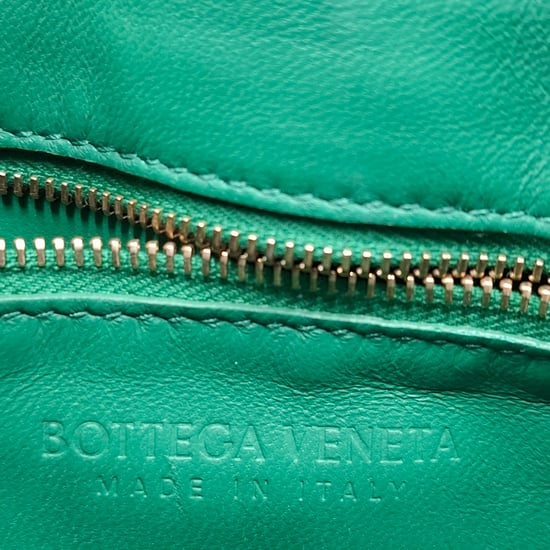 Bottega Veneta Gepolsterte Kassette Schultertasche aus grüner Leder - Image 5