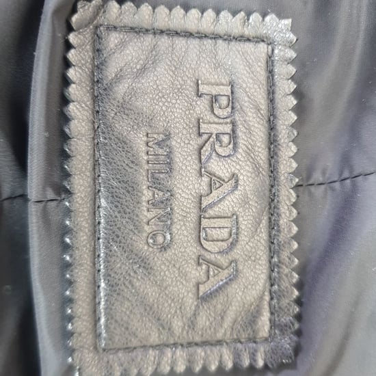 Prada Trenchcoat mit verdecktem Verschluss aus schwarzem Lammleder - Image 4
