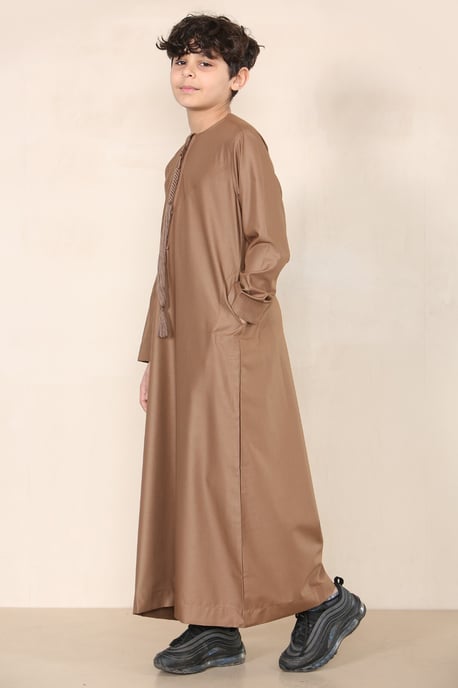 Brauner Thobe für Jungen, emiratische Jubba, islamische Kleidung, Kaftan, Eid-Kleidung mit Schnur und Quaste - Image 2