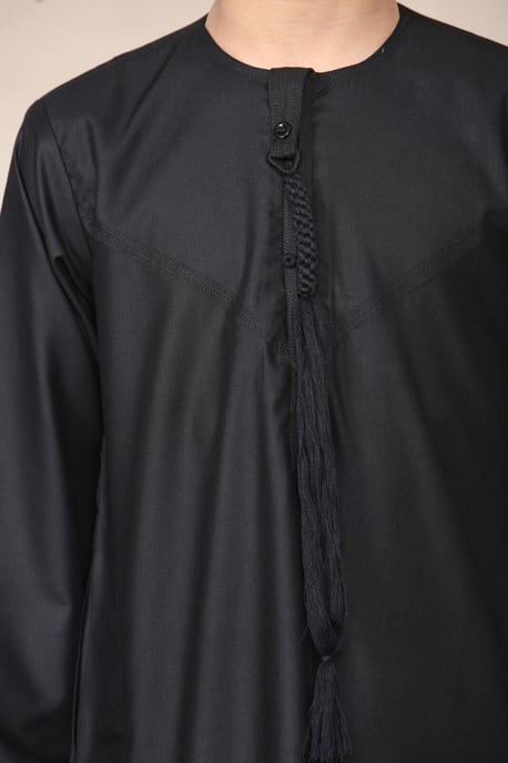 Schwarzer Thobe für Jungen, emiratische Jubba, islamische Kleidung, Kaftan, Eid-Kleidung mit Schnur und Quaste - Image 2