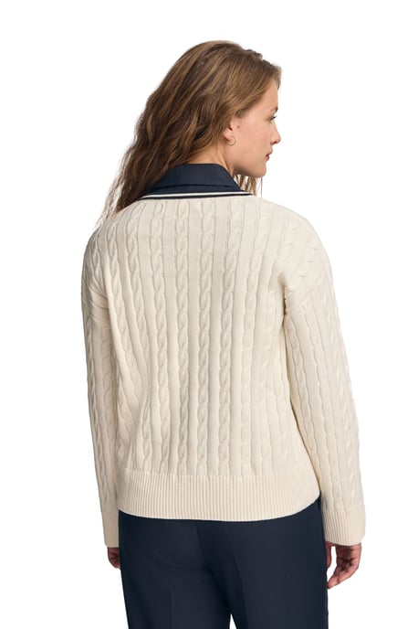Pullover ecru mit Zopfmuster, V-Ausschnitt und maritimem Polo Club-Patch - Image 3