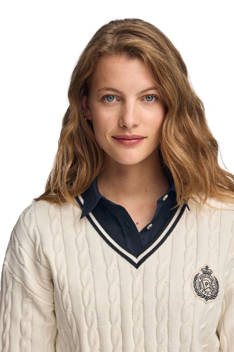 Pullover ecru mit Zopfmuster, V-Ausschnitt und maritimem Polo Club-Patch - Image 4