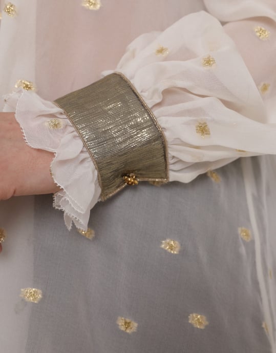 Dolce Gabbana Seidenbluse mit Stehkragen und Rüschendetails - Image 6