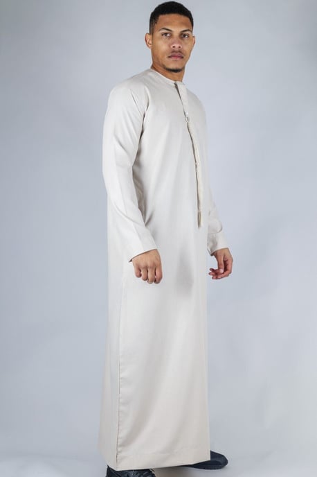 Herren Beige Thobe Emirati Islamische Jubba Robe Eid Quaste Slim Fit - Image 2