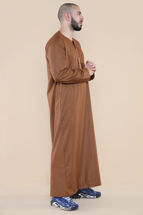 Herren Braun Jubba Saudi Islamisch Arabisch Eid Emirati Kaftan Jubbah Quaste Robe - Image 2