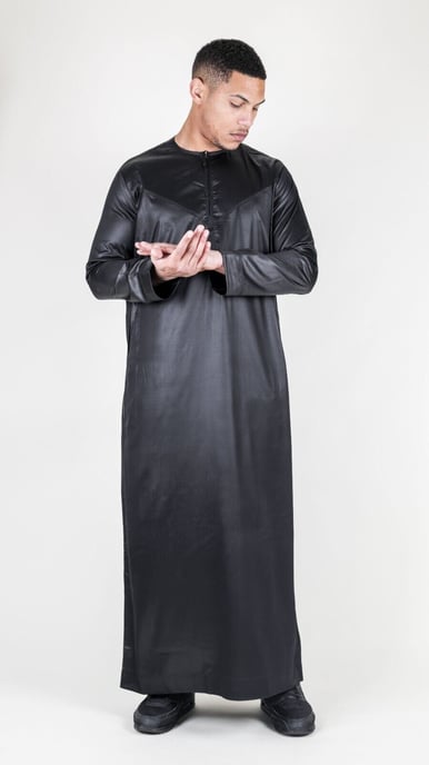 Schwarzes Thobe-Gewand für Herren aus Satin, emiratische islamische Jubba Eid, normale Passform - Image 4