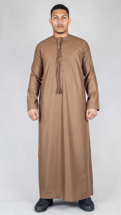 Braune Thobe Emirati islamische Jubba-Robe für Eid-Quasten, reguläre Passform - Image 1