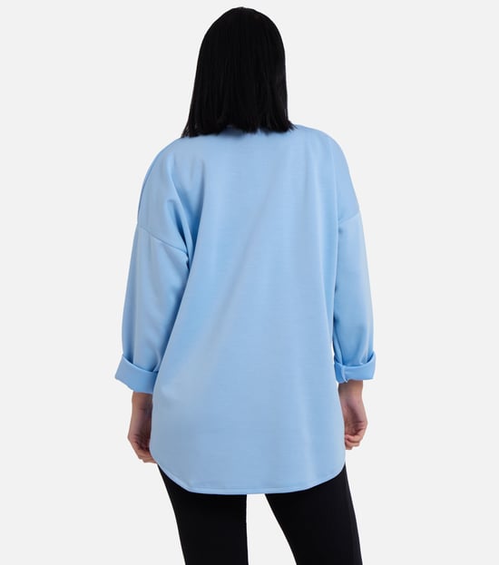 Blaues Pullover-Top mit kontrastierender Schleife in Übergröße - Image 4