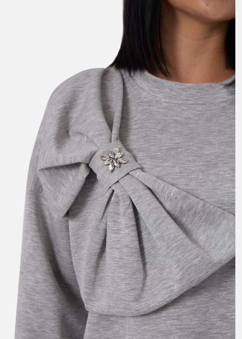 Graues Pullover-Top mit kontrastierender Schleife in Übergröße - Image 2
