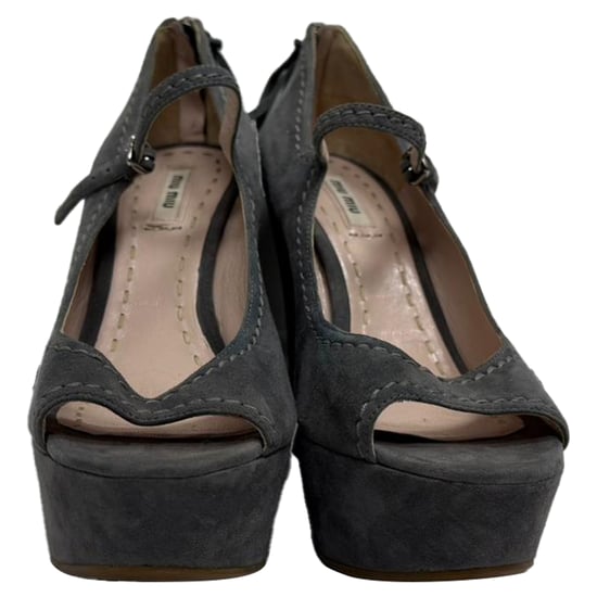 Miu Miu Mary Jane Peep-Toe Keilpumps aus grauem Wildleder - Image 2