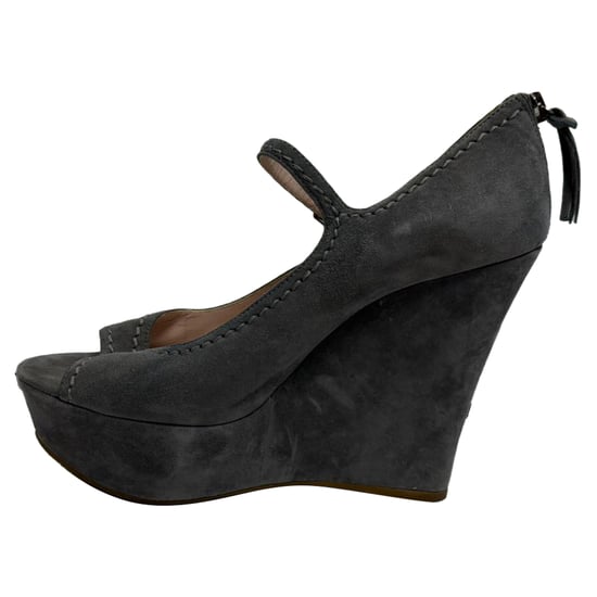 Miu Miu Mary Jane Peep-Toe Keilpumps aus grauem Wildleder - Image 4