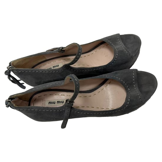 Miu Miu Mary Jane Peep-Toe Keilpumps aus grauem Wildleder - Image 5