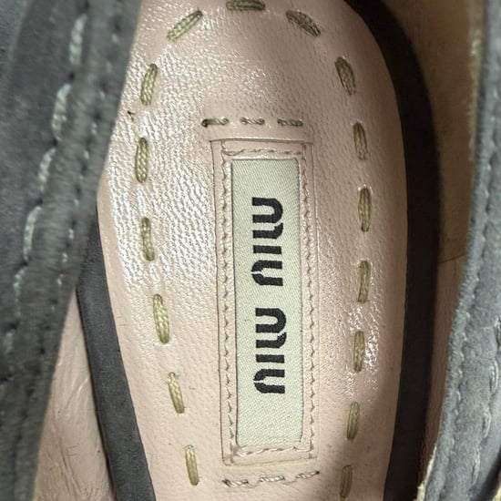 Miu Miu Mary Jane Peep-Toe Keilpumps aus grauem Wildleder - Image 6