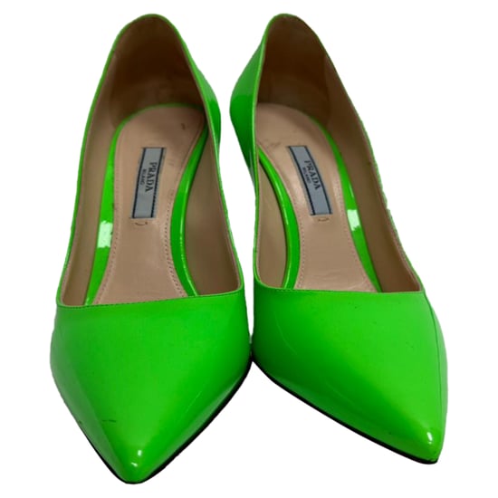 Prada Pumps mit spitzer Zehenpartie aus grünem Lackleder - Image 2