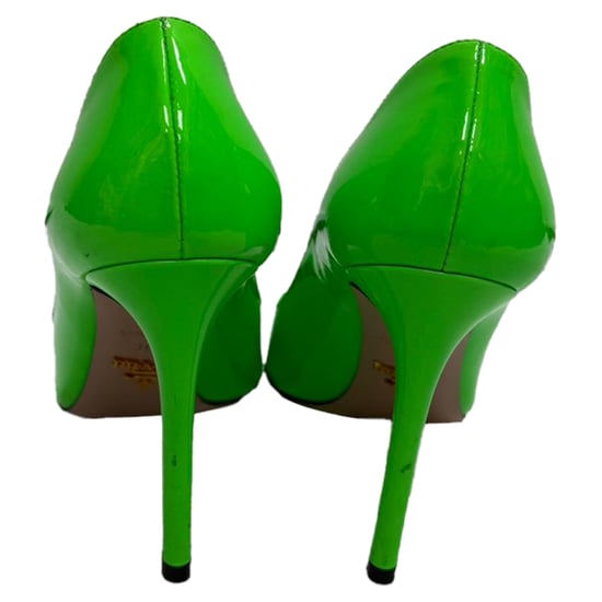 Prada Pumps mit spitzer Zehenpartie aus grünem Lackleder - Image 3