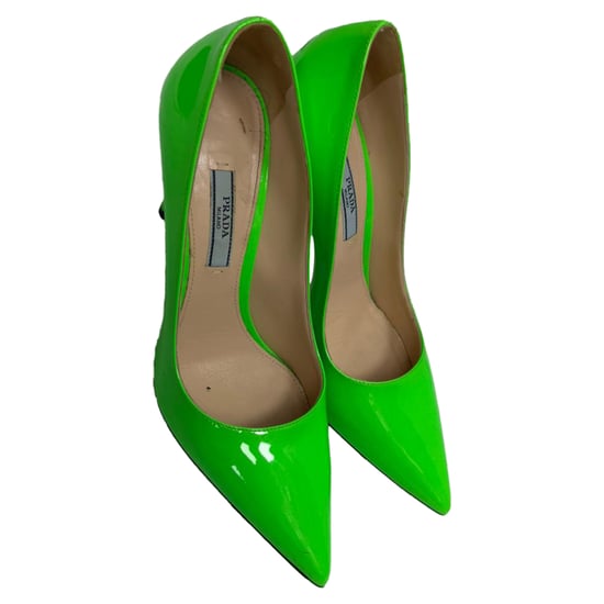 Prada Pumps mit spitzer Zehenpartie aus grünem Lackleder - Image 5