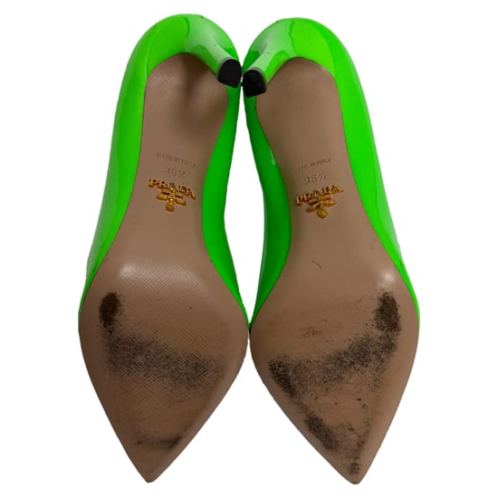 Prada Pumps mit spitzer Zehenpartie aus grünem Lackleder - Image 6