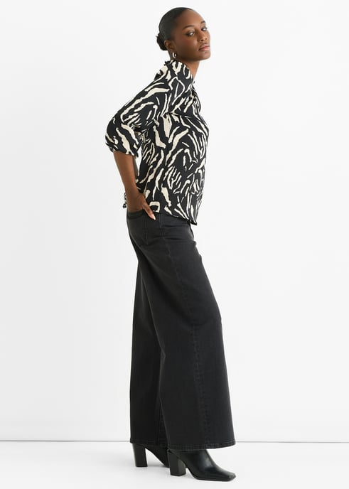 Schwarze Tierbluse aus Satin mit hohem Halsausschnitt - Image 3