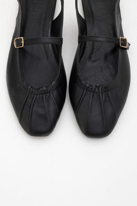 Britney Leder Closed-Toe Sandale - Image 2